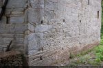 Mur sud vers l’angle sud-ouest : morceau du petit appareillage du 10e siècle visible entre les blocs du 11e siècle