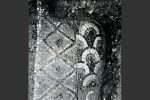 Détail des mosaïques : le panneau des imbrications bordé de losanges (Cahier Corsica, 98-99, 1982)