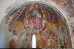 Fresques de l’abside avec un centre un superbe Christ en majesté qui n’est pas entouré du Tétramorphe habituel mais de la Vierge et de Jean Baptiste