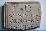 Dalle funéraire de remploi dans l’autel mentionnant le nom de Solovius, personnage important qui devait commander la légion romaine campant à Olmia