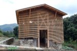 Façade occidentale : la structure en bois est indépendante des vestiges des murs anciens